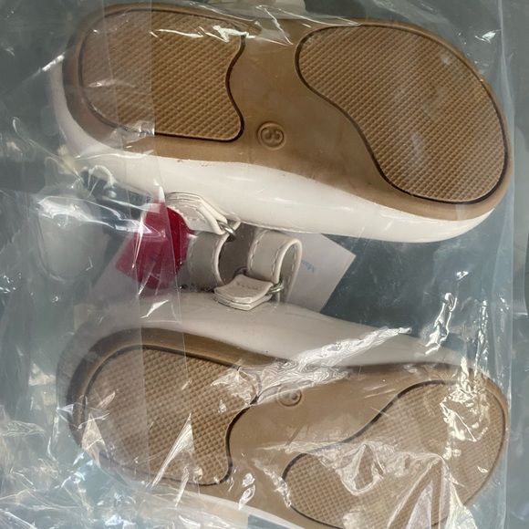 Wee Kids Shoes Infant Girls Ivory Skimmer with Flower - Picture 3 of 3